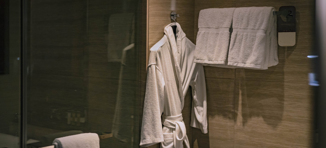 Hotel ili spa ambijent sa bade mantilima