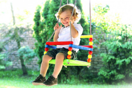 Ljuljaška za decu LAKI - Šarena sa ljubičastom pločom