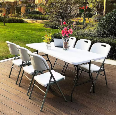 Komplet beli plastični sklopivi sto sa metalnom konstrukcijom i 6 stolica