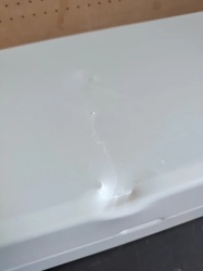 Proizvod sa nedostatkom - OUTLET - Beli komplet - Plastični Sto i Dve kupe - Metalna konstrukcija - Img 7