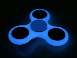 Xwave Spinner triangle svetleći u mraku Blue -1