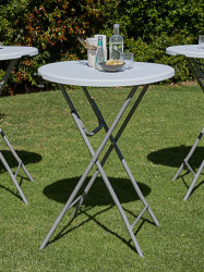 Komplet beli plastični sklopivi barski sto sa metalnom konstrukcijom i 2 stolice - Img 4
