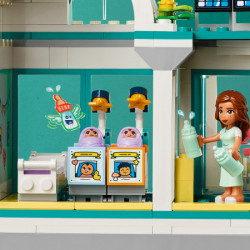 Lego Bolnica Medenog Grada ( 42621 ) - Img 10