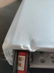 Proizvod sa nedostatkom - OUTLET - Beli komplet - Plastični Sto i Dve kupe - Metalna konstrukcija - Img 4