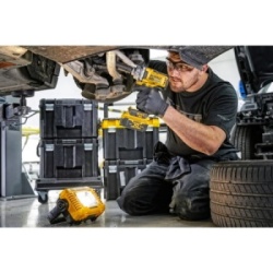 DeWALT DCL077 aku LED reflektor -2
