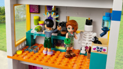Lego Međunarodna škola Medenog grada ( 41731 ) - Img 10