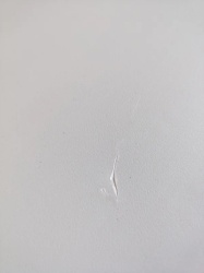 Proizvod sa nedostatkom - OUTLET - Beli komplet - Plastični Sto i Dve kupe - Metalna konstrukcija - Img 8