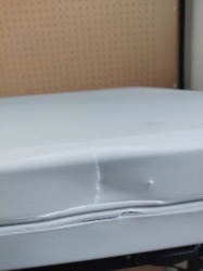 Proizvod sa nedostatkom - OUTLET - Beli komplet - Plastični Sto i Dve kupe - Metalna konstrukcija - Img 5