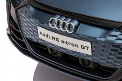 Audi RS E-Tron GT Licencirani Dečiji auto na akumulator sa kožnim sedištima i mekim gumama - Plavi - Img 8