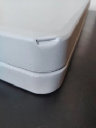 Proizvod sa nedostatkom - OUTLET - Beli komplet - Plastični Sto i Dve kupe - Metalna konstrukcija - Img 9