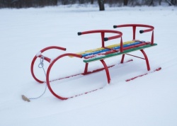 Metalne V+ sanke sa drvenim sedištem i dva naslona - Crvene