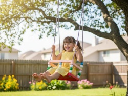 Ljuljaška za decu LAKI - Šarena sa crvenom pločom