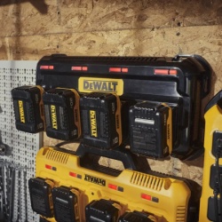 DeWalt DCB1404 multiport punjač za baterije, 4 porta, 4A ( DCB1404 )-2