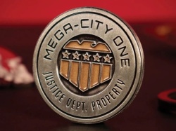 Fanattik 2000 AD Judge Dredd Mega-City One Coin ( 073048 )