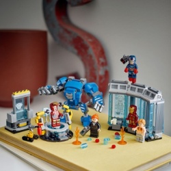 Lego Ajronmenova laboratorija: Dvorana oklopa ( 76315 )-2