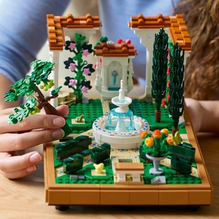 LEGO® Icons - Gradina cu fantana 10359, 1302 piese - 2 | YEO