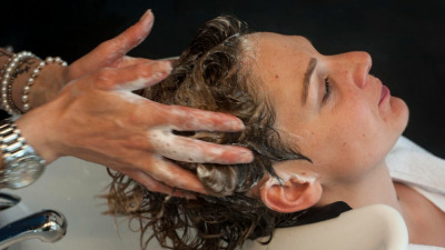 Cum alegi șamponul potrivit pentru tipul de scalp al clientului tău