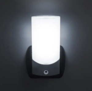 Lampă de noapte Phenom cu senzor de lumină – 6,5×13,5×3 cm - Img 1