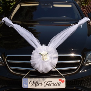 Decor masina pentru nunta cu pampon din tulle si flori din spuma - Alb