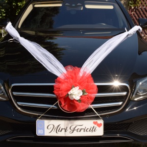 Decor masina pentru nunta cu pampon din tulle si flori din spuma - Rosu