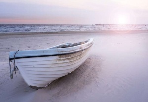 Papier Peint Photo Mural Mer Bateau sur une plage de sable au coucher du soleil - 13050