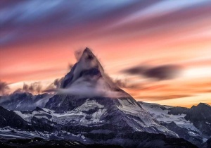 Papier Peint Panoramique XXL Nature Sommet de la montagne blanche dans un ciel rouge brumeux - Photo Murale Intissé