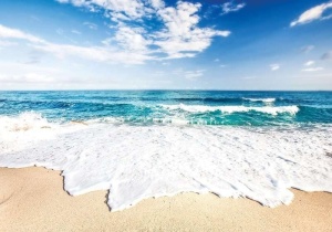 Papier Peint Panoramique XXL Mer de vagues scintillantes sur une plage - Photo Murale Intissé