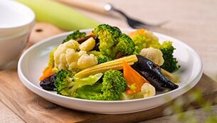 A plate of vegetables on a table
AI-generated content may be incorrect.