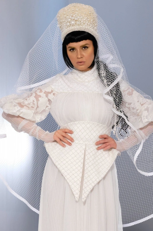 Brau alb de mireasa cu forma rotunda imbracat in tulle brodat cu margele Cate