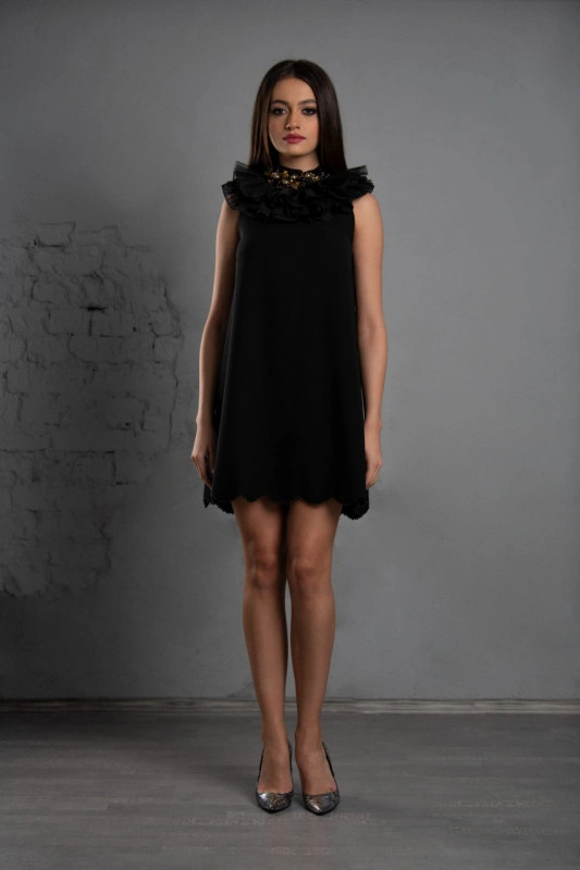 Rochie scurta cu coltisori la tiv si guler din volane accesoriu din margele detasabil Mia Black