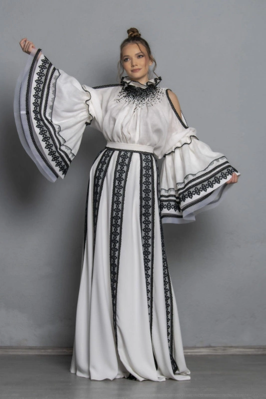 Bluza eleganta din in cu aplicatii manuale din margele si motive geometrale Andreea
