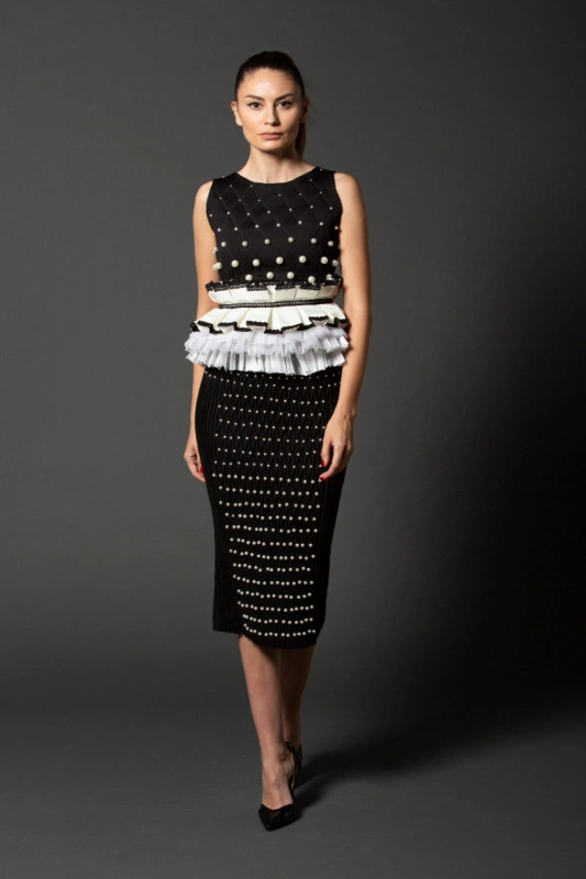 Bluza top din neopren cu motive geometrale si perle cusute manual cu basc din volane Amna