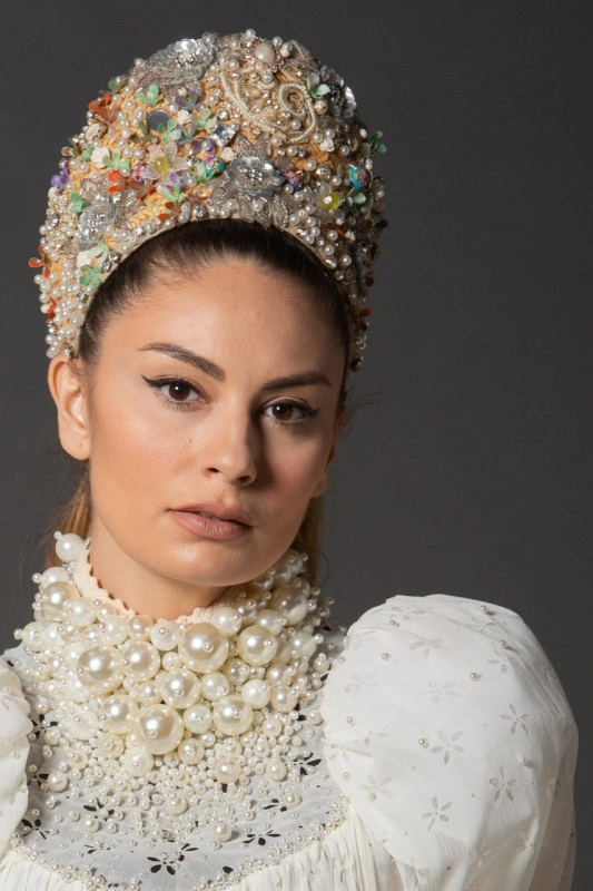 Diadema înaltă din paie cu aplicații prețioase colorate Regia