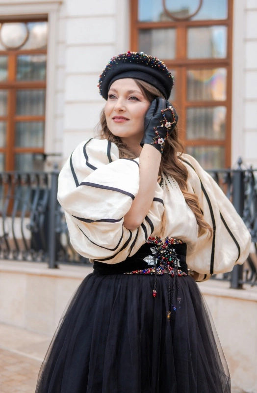 Ianuaria Velvet Sash Wide velvet sash with a modern hand-sewn design
