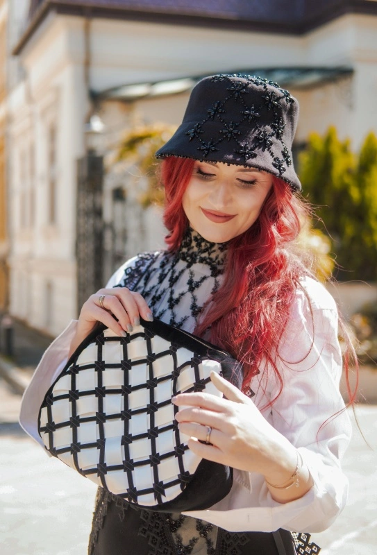 Martia Bag Velvet bag with elegant braided decorative bands