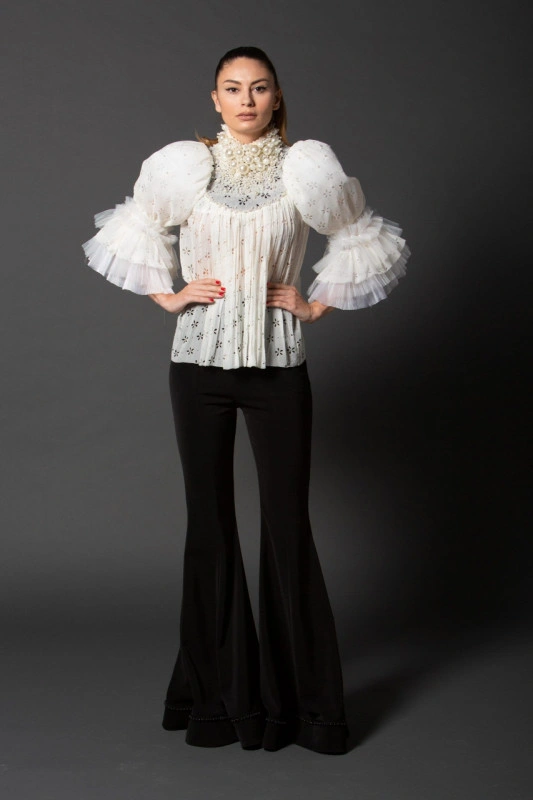 Bluza cu inspirație tradițională cu aplicații cusute manual Bride