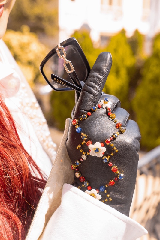 Decembria Black gloves made from fine leather with a modern design and hand-sewn geometric motifs