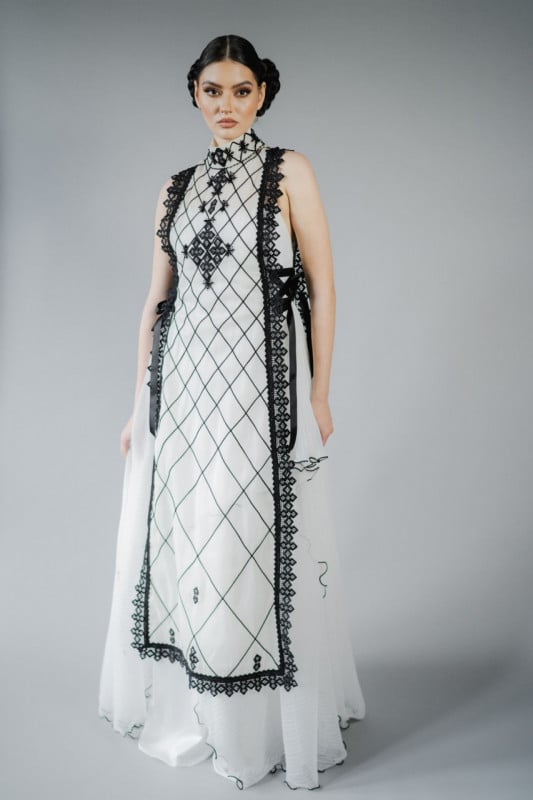 Detachable organza collar with geometric patterns and hand-sewn applications - Hugo
