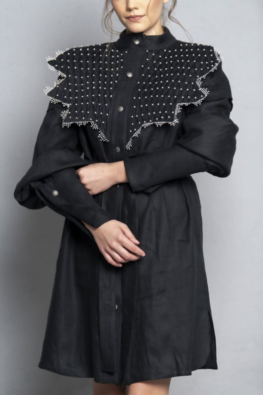 Rochie-camasa din in negru inchidere cu nasturi bijuterie Karmen