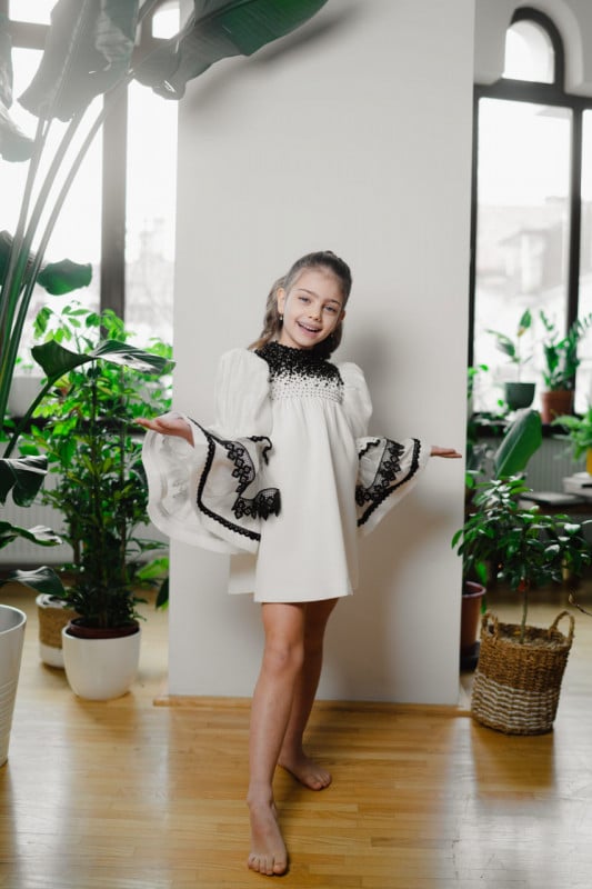 Rochie cu inspiratie traditionala si motive cusute manual Osana 7 ani