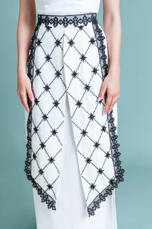 Traditional-inspired double bridal fota and precious black details Casandra
