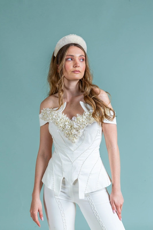 Corset elegant de mireasa cu accesoriu bijuterie lucrat manual din mărgele si perle Flori