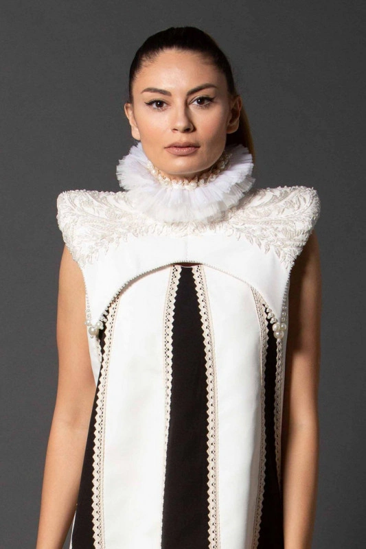 Guler detașabil alb lucrat cu broderie fina și eleganta Queen