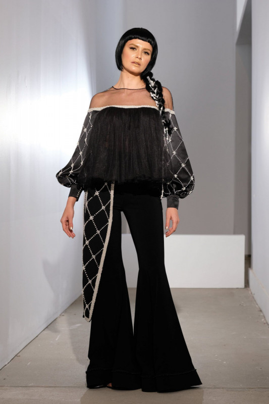 Bluza cu design modern din tulle fin negru si maneci din tafta cu aplicatii manuale Nora
