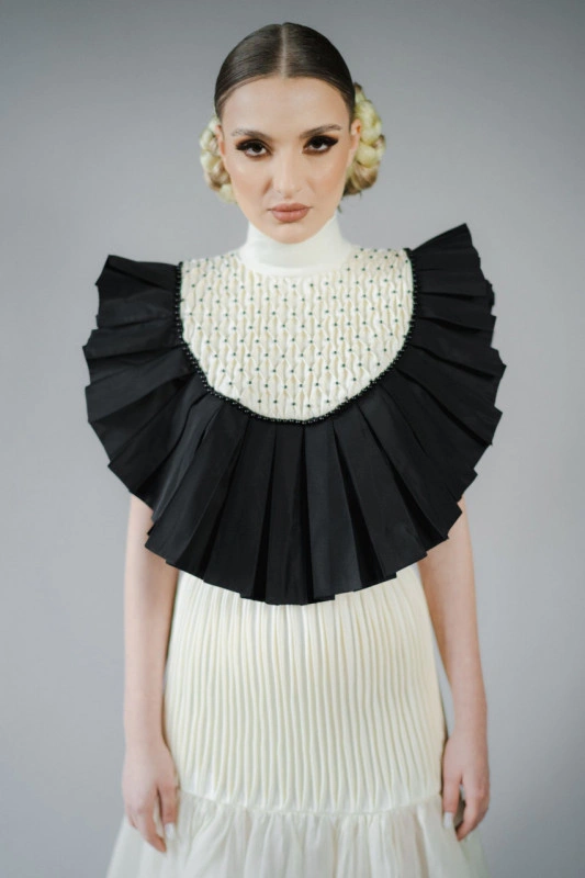 Jersey collar with hand-sewn beads - Eliot