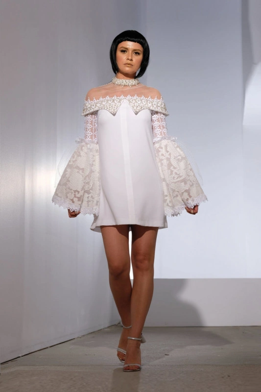 Rochie de mireasa cu inspiratie traditionala cu maneca clopot si detalii pe umeri lucrate manual Martha