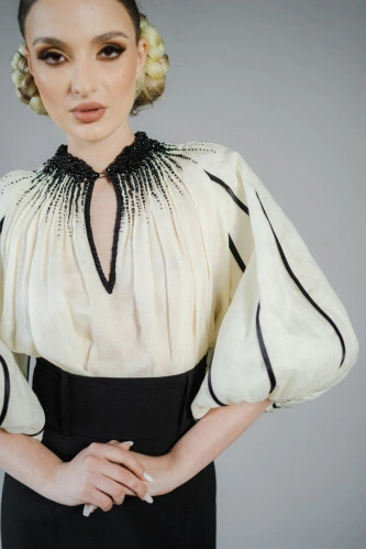 Bluza eleganta de dama cu aplicații cusute manual