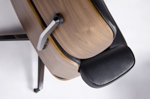 FOTOLIU DE RELAXARE DE LUX CU TABURET, ARTIM LOUNGE HM, REALIZAT PIELE NATURALA ITALIANA SI LEMN, CULOARE NEGRU/NUC, STIL EAMES - Img 5
