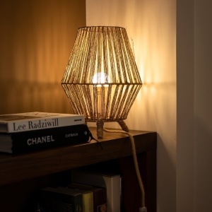 LAMPA DE MASA SISINE 30, CU BATERIE IN&OUT, CONFECTIONATA DIN FIBRE NATURALE