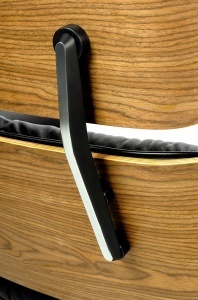 FOTOLIU DE RELAXARE DE LUX CU TABURET, ARTIM LOUNGE HM SOFT PREMIUM, REALIZAT PIELE NATURALA ITALIANA SI LEMN, CULOARE NEGRU/NUC, STIL EAMES - Img 6